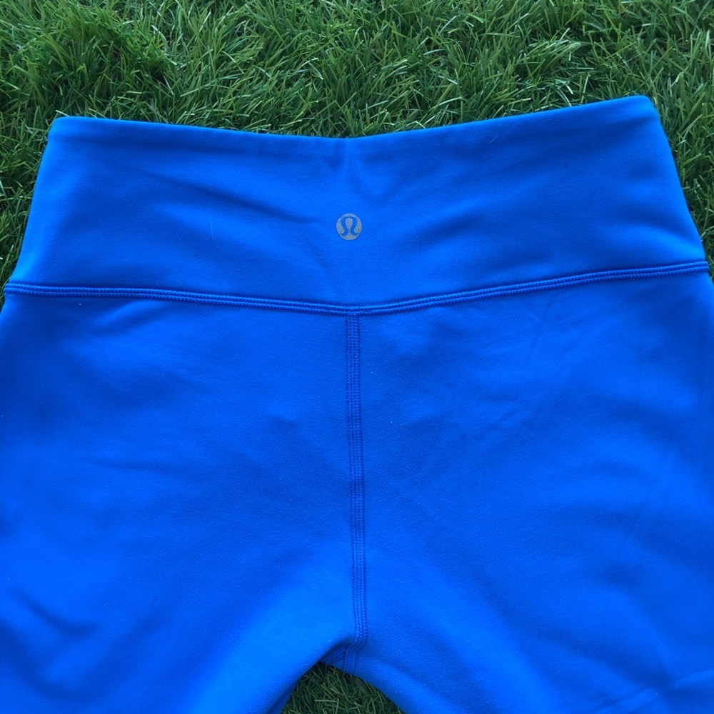 Blue/black Lululemon reversible capri pants size 8